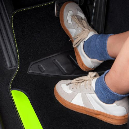 Fluorescent Leather & Waterproof Car Carpet Floor Mats (Black and Green)